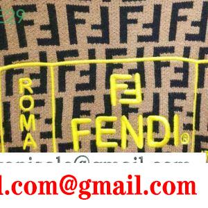 プルオーバーパーカー 寒い季節の王道アイテム  フェンディ 秋冬らしいカジュアルな雰囲気を持つ FENDI 肌寒い季節に欠かせない