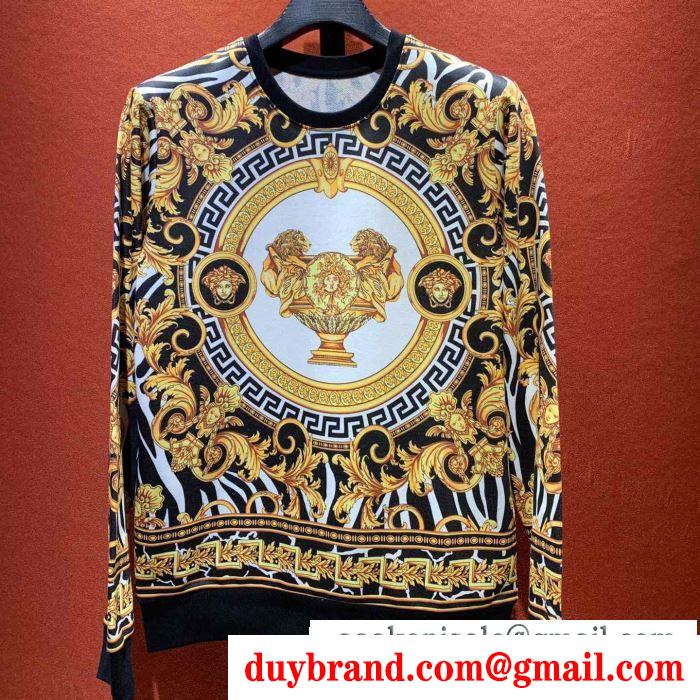 プルオーバーパーカー ヴェルサーチversace 秋冬ナチュラルコーデに大活躍 2019秋冬の必需品