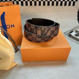 Tiêu đề sản phẩm: Thắt lưng Louis Vuitton với họa tiết Monogram cổ điển, kết hợp khóa kim loại LV sáng bóng, thể hiện sự sang trọng và gu thời trang.