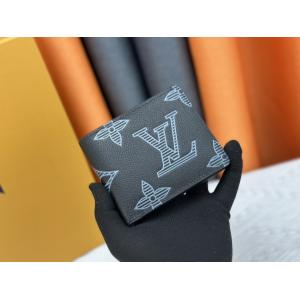 Louis Vuitton M80039 màu đen, chất liệu da Taurillon, thiết kế logo nổi, nhẹ và tiện dụng, kích thước 11.5 x 9 x 1.5 cm