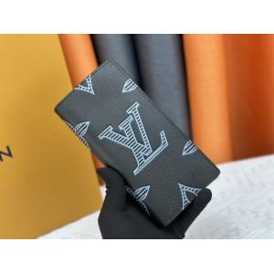 Louis Vuitton M80042 ví màu đen, chất liệu da Taurillon, thiết kế chữ nổi, nhỏ gọn và tiện dụng, phù hợp đựng tiền xu, thẻ, tiền giấy, kích thước 10x19x2 cm