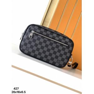 Louis Vuitton Hàng hiệu mới cao cấp, túi cầm tay phiên bản mới, bóng đẹp sang trọng, đẳng cấp tuyệt đối, vải lót sợi cao cấp, phụ kiện kim loại chính hãng, chất lượng tuyệt vời. Kích thước: 26x16x6.5 cm