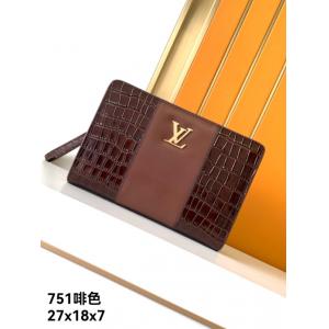 Louis Vuitton Da bò vân cá sấu Ý màu nâu lớp đầu, hàng hiệu cao cấp phiên bản mới túi cầm tay, độ bóng đẹp sang trọng, phiên bản đẳng cấp tuyệt đối, lót vải sợi cao cấp, phụ kiện kim loại chính hãng, chất lượng tuyệt vời. Kích thước: 27x18x7 cm